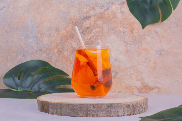 新鲜一杯里面有柑橘类水果的果汁刷新酒吧鸡尾酒