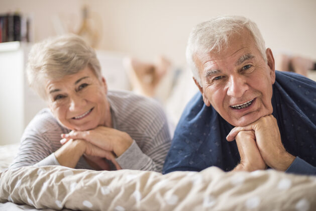 瘦快乐的老年婚姻在卧室休息祖母躺下沉默