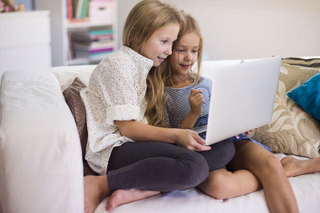 家庭这些女孩能很好地操作笔记本电脑爱孩子无辜
