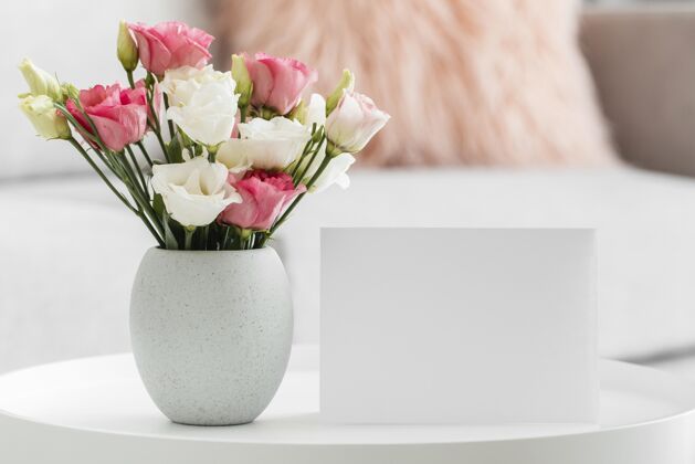 季节在空卡片旁边的花瓶里放着一束玫瑰花蔬菜花束组成