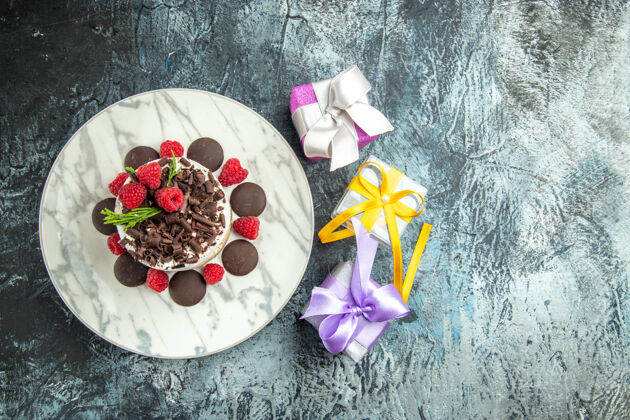 视图顶视图芝士蛋糕巧克力椭圆形板圣诞礼物灰色表面免费空间一块布芳香手帕