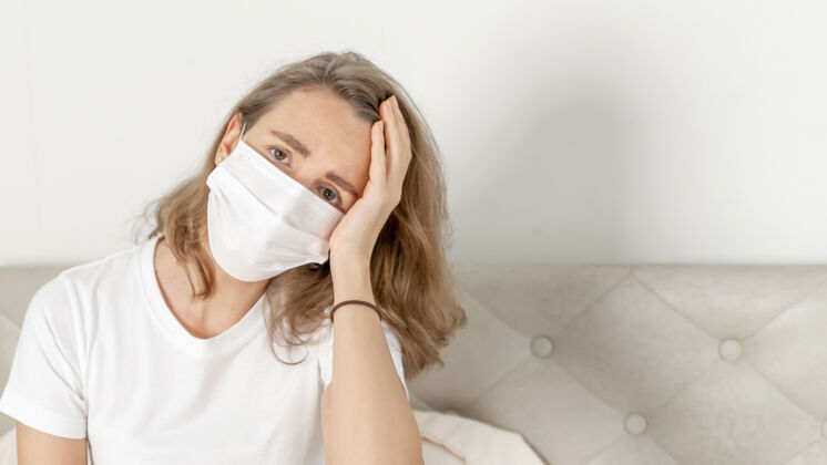 健康在检疫室戴口罩以防因冠状病毒covid-19引起头痛和咳嗽保健面罩14
