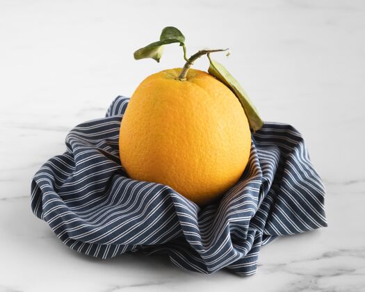 健康布上橙色的前视图横水果可口
