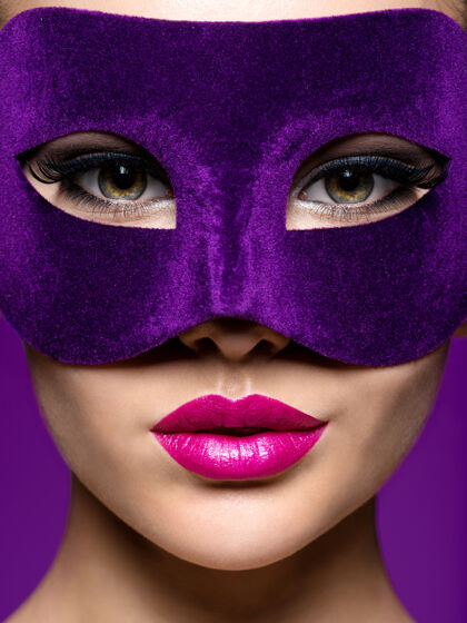 华丽脸上戴着紫色戏剧面具 嘴唇是紫色的女人美丽面具模特
