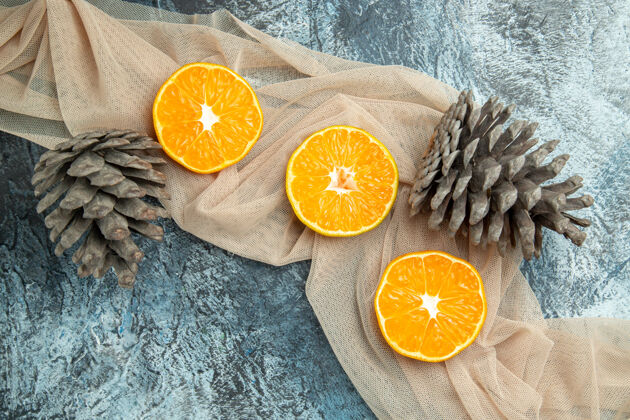 松果俯视图切割橘子松果在米色披肩在黑暗的表面葡萄柚甜橙柠檬
