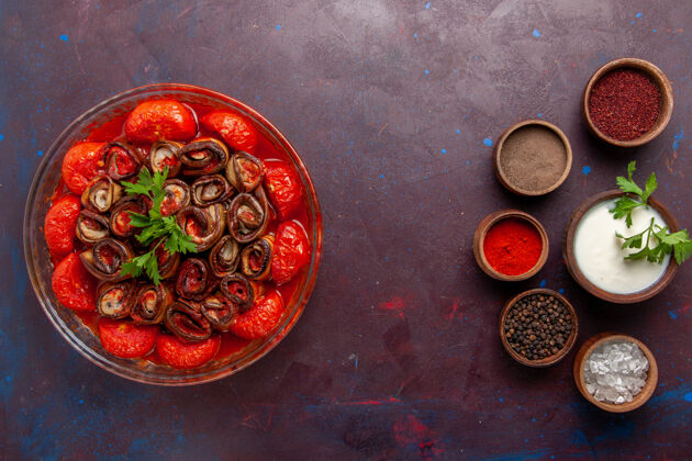 菜顶视图熟蔬菜餐番茄和茄子与调味品在黑暗的表面生的胡椒西红柿