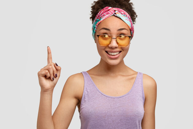 非洲人快乐的黑皮肤女人戴着时髦的墨镜种族personalPerson