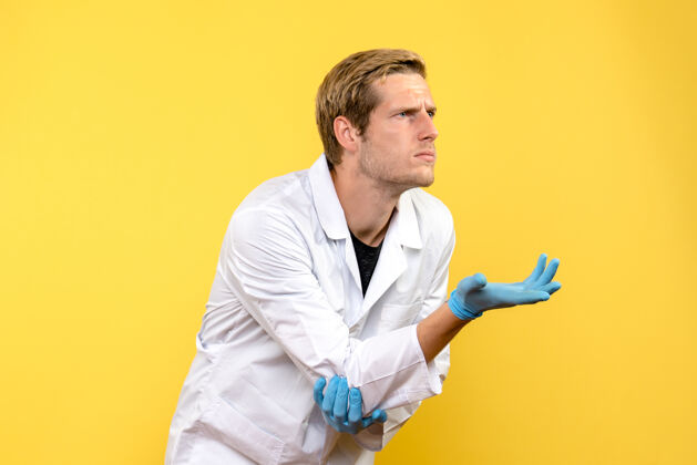 情感正面图黄色背景上的男医生科维德-人类医学情感英俊实验室冠状病毒