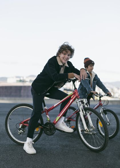 自行车城市里快乐男孩骑着自行车在户外的侧视图放松爱好活动