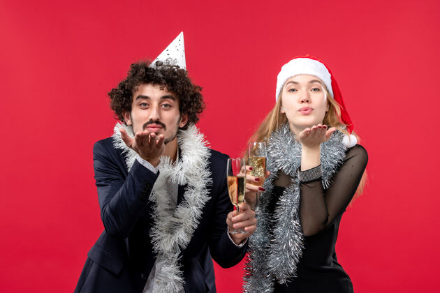 微笑正面图年轻夫妇在红墙圣诞爱情派对上庆祝新年只是庆祝圣诞节