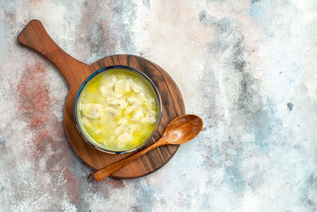 景观俯视图杜什巴拉一个木勺在砧板上裸体表面与复制空间汤美食碗