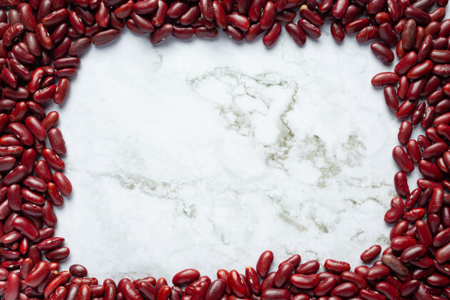 能源红色芸豆放在白色大理石背景上安排农产品服务