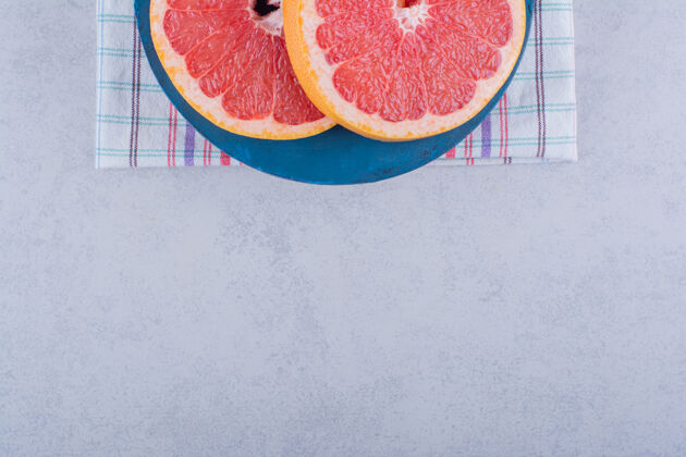 香橼蓝板的新鲜柚子片放在石桌上食品切片切块