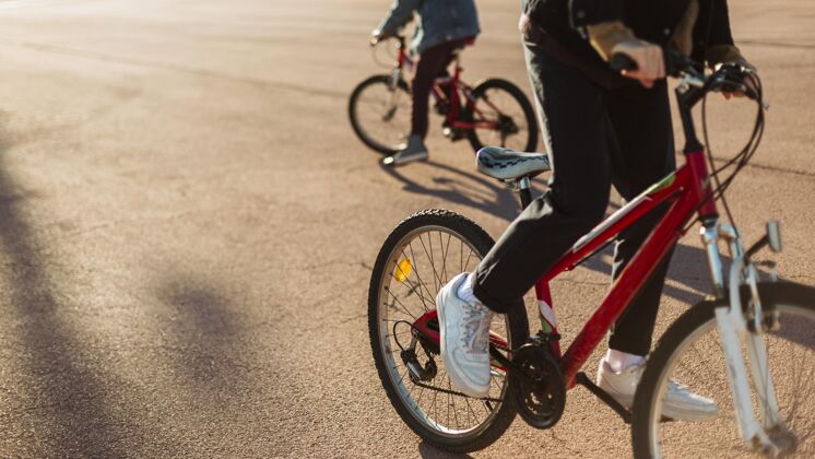 自行车男孩们在城里骑自行车复制空间活跃乐趣