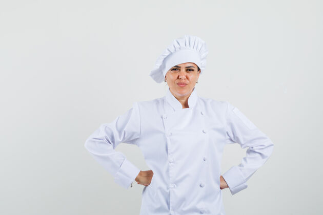 厨房女厨师手挽腰 身穿白色制服 看上去很自信专业亚洲餐厅