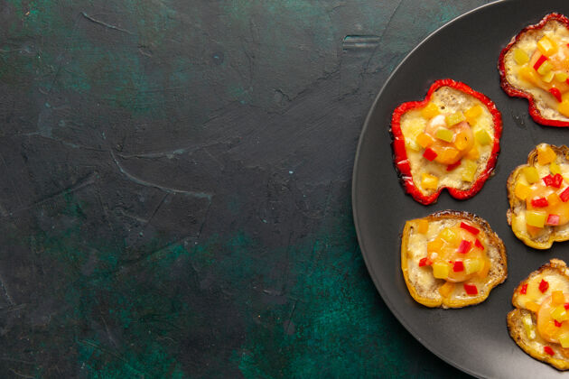 一餐顶视图熟甜椒午餐内板在黑暗的表面顶部早餐里面