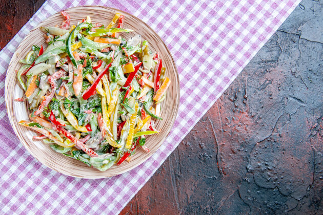 地方顶视图蔬菜沙拉放在盘子上 桌布放在暗红色的桌子上 复制位置桌布芽菜绿色