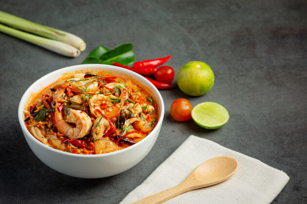 亚洲泰国菜；汤百胜功或河虾麻辣汤品种草药酸