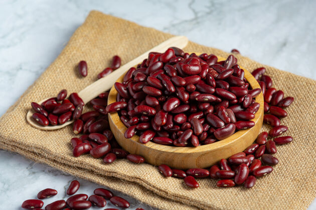 物品红芸豆在小木盘上放在布袋上植物餐饮餐厅
