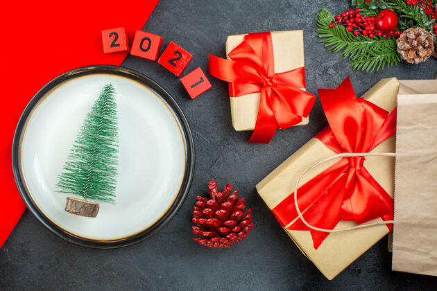 针叶树上图：在一张黑色的桌子上 圣诞树被放在一个圆锥形的松树枝上 上面写着美丽的礼物圆锥体圣诞号码