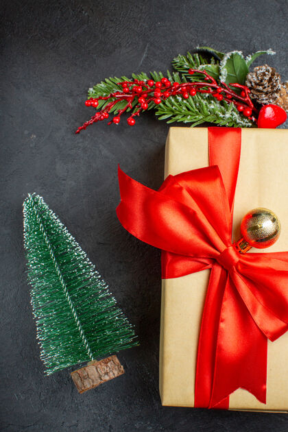 冷杉垂直视图圣诞心情与蝴蝶结形丝带和杉木枝装饰配件xsmas袜子在黑暗的背景美丽的礼物心情袜子树枝
