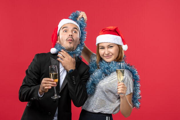 成人正面图年轻夫妇在红地板上庆祝新年爱圣诞派对饮料风景圣诞年轻夫妇