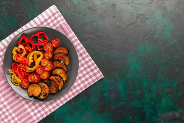 菜肴顶视图煮熟的甜椒和茄子放在绿色的盘子里里面坚果茄子