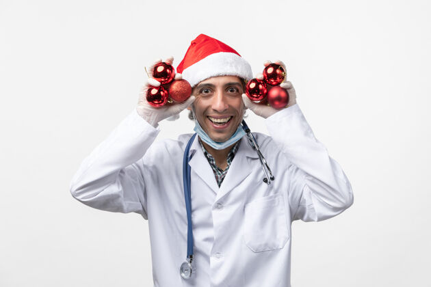 表演正面图男医生手持玩具白墙病毒-情感健康医生护目镜圣诞节