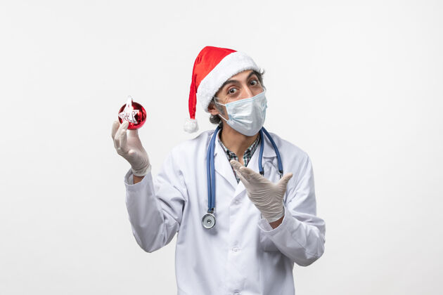 护士正面图戴着口罩的男医生带着玩具上白墙健康病毒诊所听诊器男医生