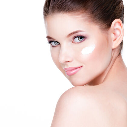 化妆品年轻女子用化妆霜洁面清新护肤理念治疗皮肤护理新鲜