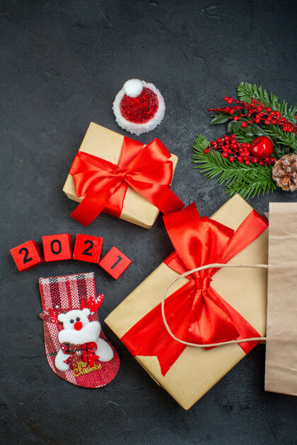 蝴蝶结圣诞气氛与红色丝带和数字圣诞老人帽子xsmas袜子在黑暗的背景美丽的礼物垂直视图轮子袜子风景