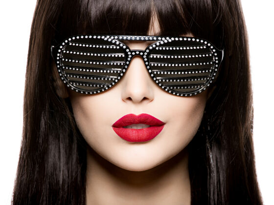 风格戴着钻石和红唇的黑色太阳镜的女人的时尚肖像模特前视图头发