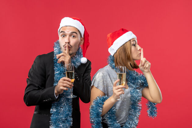 音乐家前视图年轻幸福的夫妇庆祝新年在红地板党圣诞爱庆祝圣诞风景