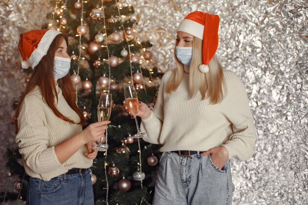 医疗冠状病毒和圣诞节的概念节日房子香槟