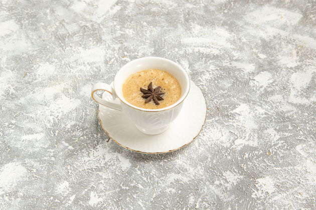 早晨前视图白色表面上的一杯咖啡甜食浓缩咖啡咖啡