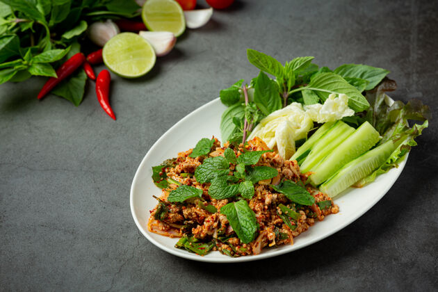 蛋白质泰国菜；麻辣肉末配菜肉类自然生产