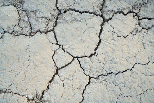 裂缝大部份分裂土壤的俯视图抽象裂缝干燥