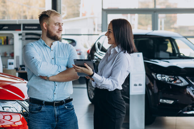 女人男人选车和销售人员交谈购物销售人员车辆