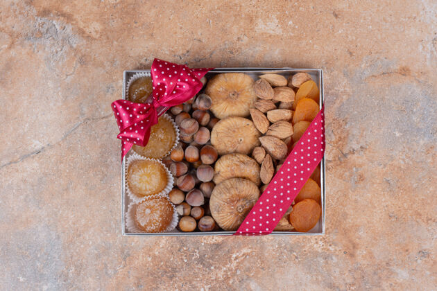 视图各种干果和坚果礼品盒混合小吃开胃菜