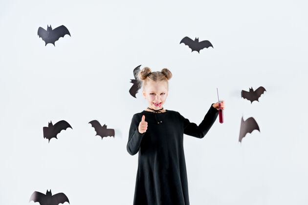 衣服穿着黑色长裙和魔法饰品的小女巫把戏恐怖黑色