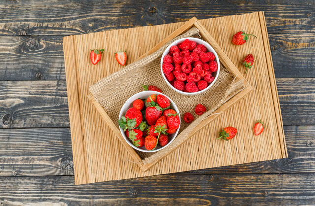 维生素草莓和无花果一起放在盘子里的覆盆子有机食物树枝