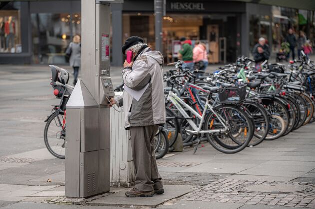 电话男人和售货亭德国城市自行车