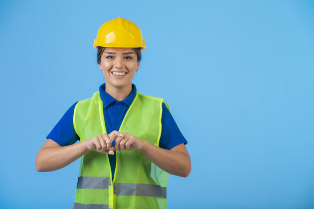 经理戴着黄色头盔和装备的女工程师自信满满制造商建筑师项目