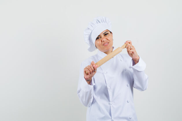 烹饪女厨师手拿擀面杖 穿着白色制服 看上去很自信厨师职业工人