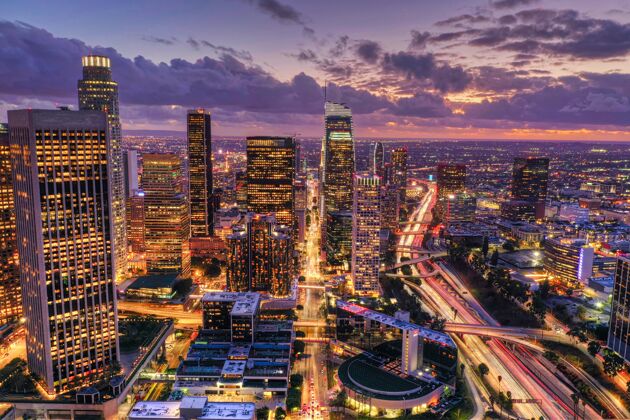 美国夜间洛杉矶市区的空中拍摄加利福尼亚全景首都