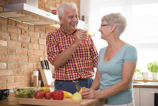 新鲜快乐的老年婚姻准备健康的膳食祖母自制微笑