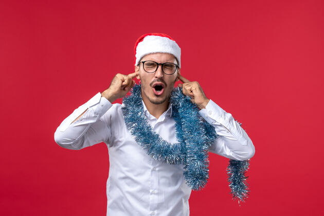 成人正面图：在红墙圣诞人类节日庆祝新年的普通男性庆祝服装喜剧演员
