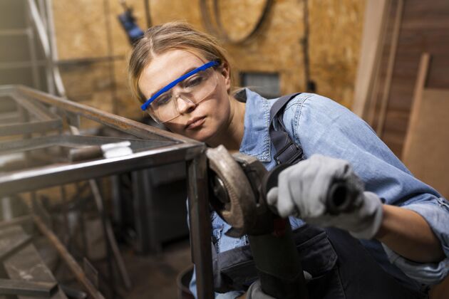 女性在工作室工作的女焊工职业职业技能