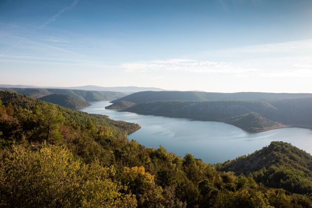 风景空中拍摄的维斯科瓦科湖在克罗地亚周围与惊人的自然山空中木
