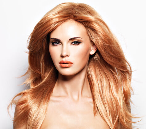 发型一个美丽的女人的肖像 长而直的红色头发和迷人的妆容白色墙壁上的时尚模特年轻光泽女性